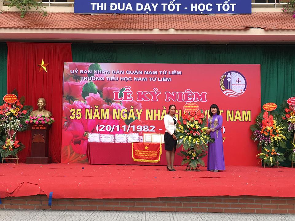 Đại diện ban phụ huynh chúc mừng ngày Nhà giáo  Việt Nam.jpg