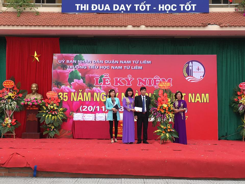 ông Hoàng Văn Sơn - Phó Chủ tịch UBND Phường Xuân Phương thay mặt lãnh đạo ủy ban phát biểu ý kiến và tăng hoa nhà trường.jpg